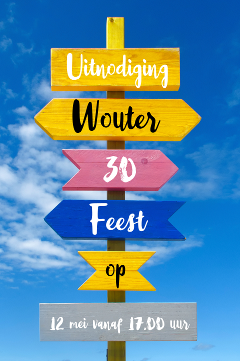 30e verjaardagsuitnodiging met houten wegwijzer blauwe lucht