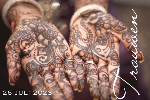 Arabische islamitische huwelijksuitnodiging handen met henna