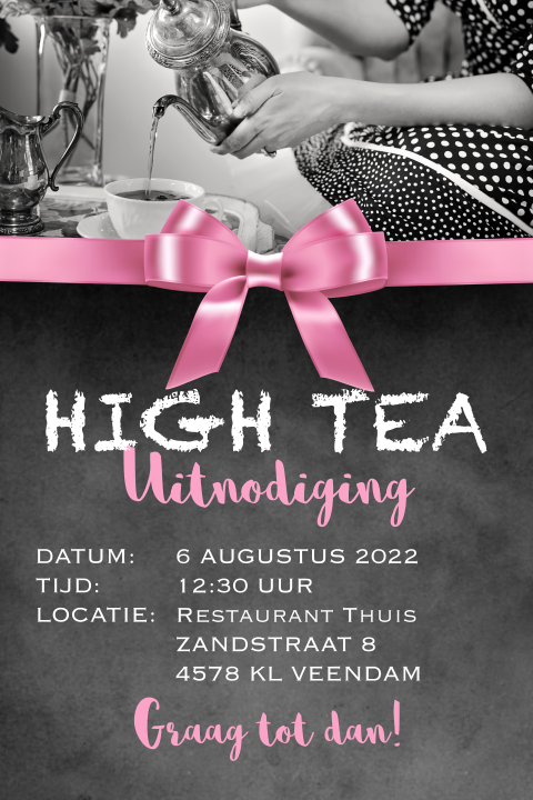 Uitnodiging high tea met roze strik op krijtbord