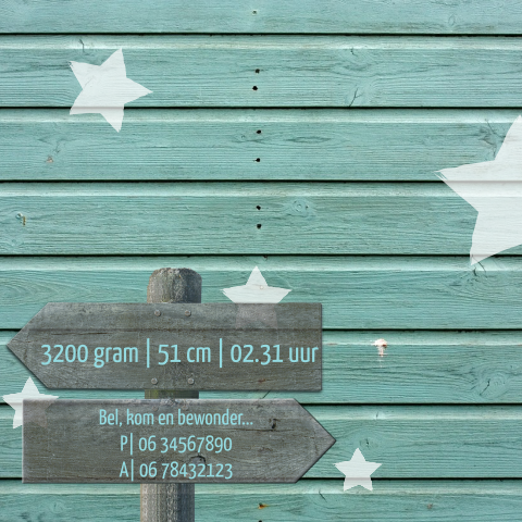 Hip geboortekaartje voor een jongen met houten bord en sterren