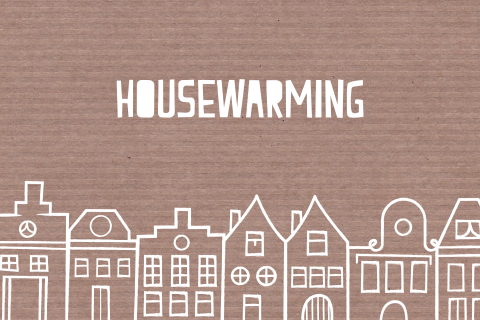 Uintodiging housewarming met hout achtergrond en huisjes