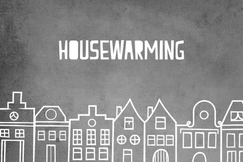 Housewarming uitnodiging met krijtbord achtergrond en huisjes