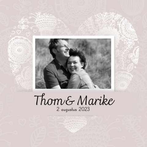 Stijlvolle trouwkaart met foto en zilver hart op roze achtergrond