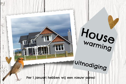 Housewarming uitnodiging met wit hout koper huisje en label