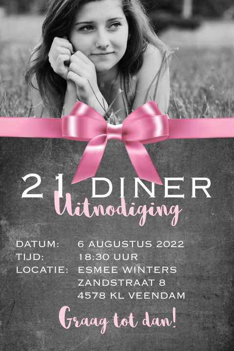 Uitnodiging 21 diner met roze strik op krijtbord