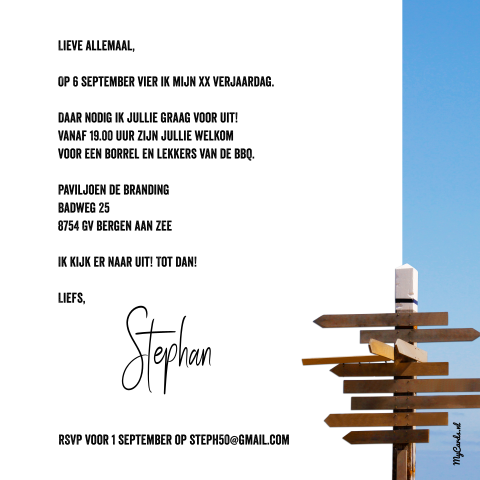 Uitnodiging 30e verjaardag houten wegwijzer bordjes met blauwe lucht