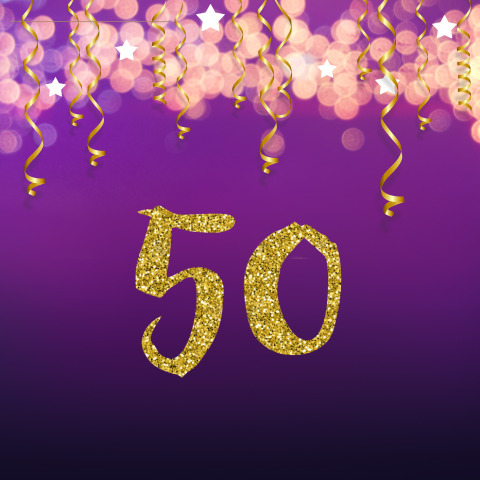Moderne uitnodiging 50e verjaardag paars met slingers