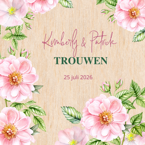Trouwkaart met roze bloemen op echt berkenhout