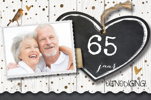 Jubileum uitnodiging 65 jaar getrouwd wit hout met hart en krijtbord
