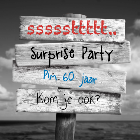 Uitnodiging surprise party zwart wit met houten bord