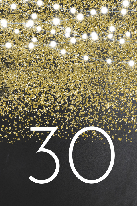 Verjaardagsuitnodiging 30 jaar met gouden glitters op krijtbord