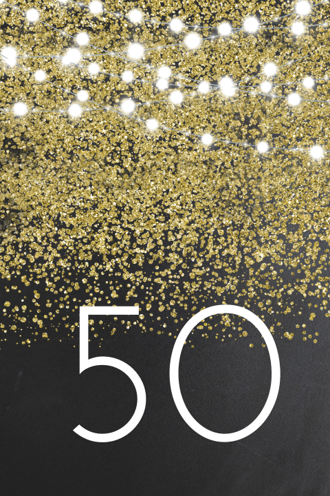 Verjaardagsuitnodiging 50 jaar met gouden glitters op krijtbord