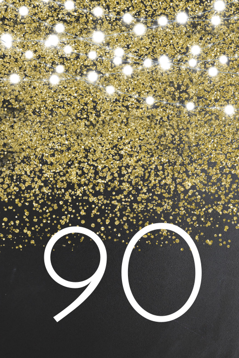 Verjaardagsuitnodiging 90 jaar met gouden glitters op krijtbord