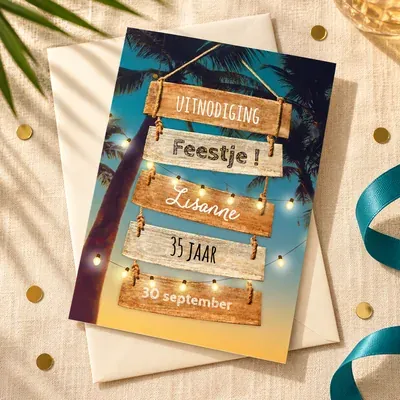 Uitnodiging voor een feestje met houten bordjes en lichtjes tegen een tropische avondlucht