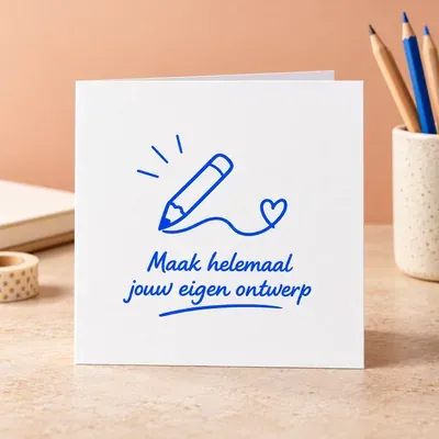 Witte kaart met een getekend potlood en de tekst Maak helemaal jouw eigen ontwerp, naast een bekertje potloden