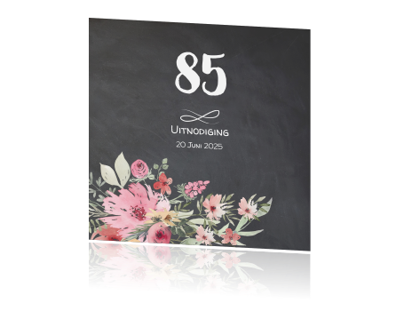 Wonderbaar Uitnodiging 85ste verjaardag krijtbord met aquarel bloemen LF-27